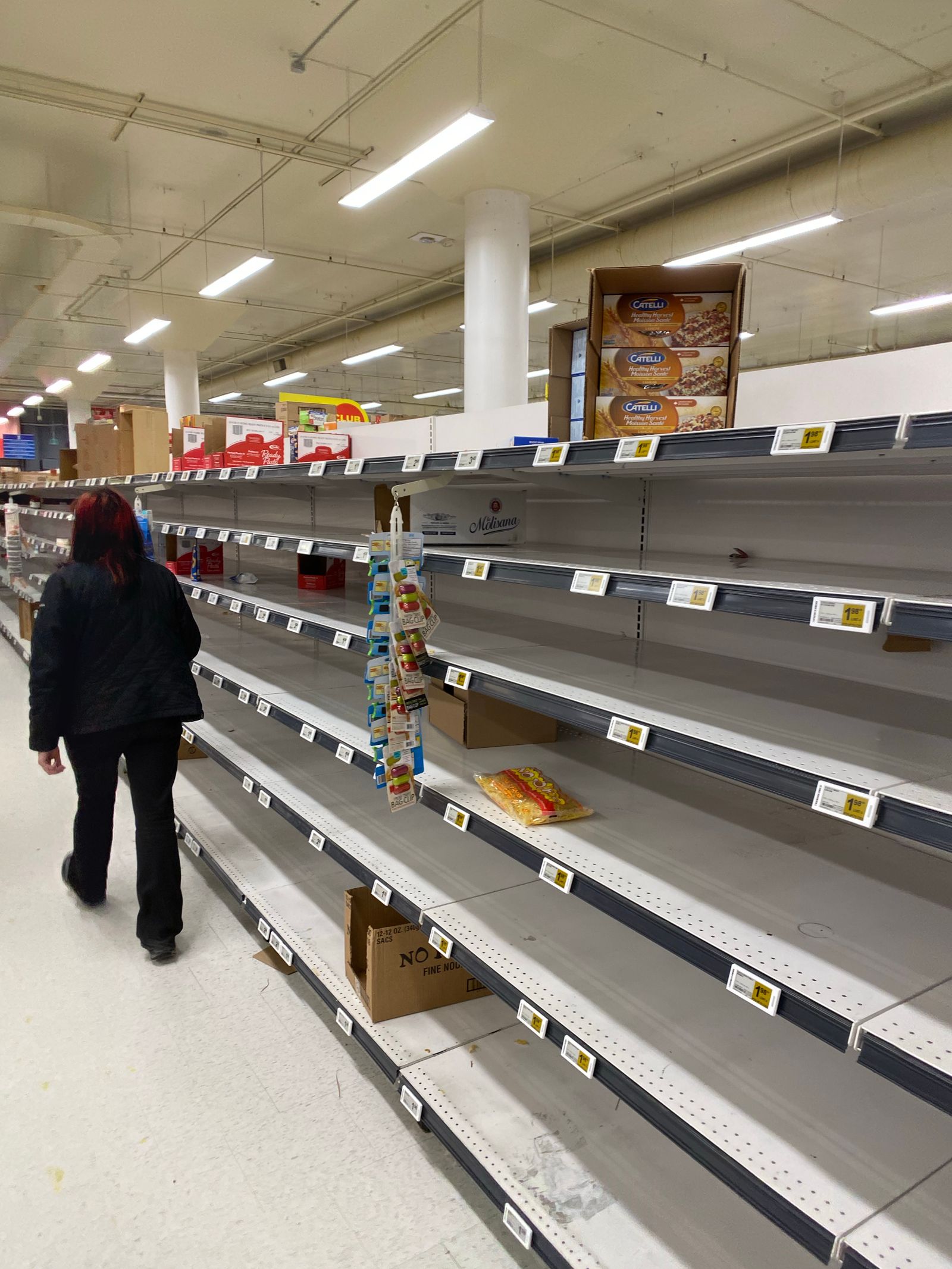 Anaqueles casi vacíos en un supermercado durante una escasez