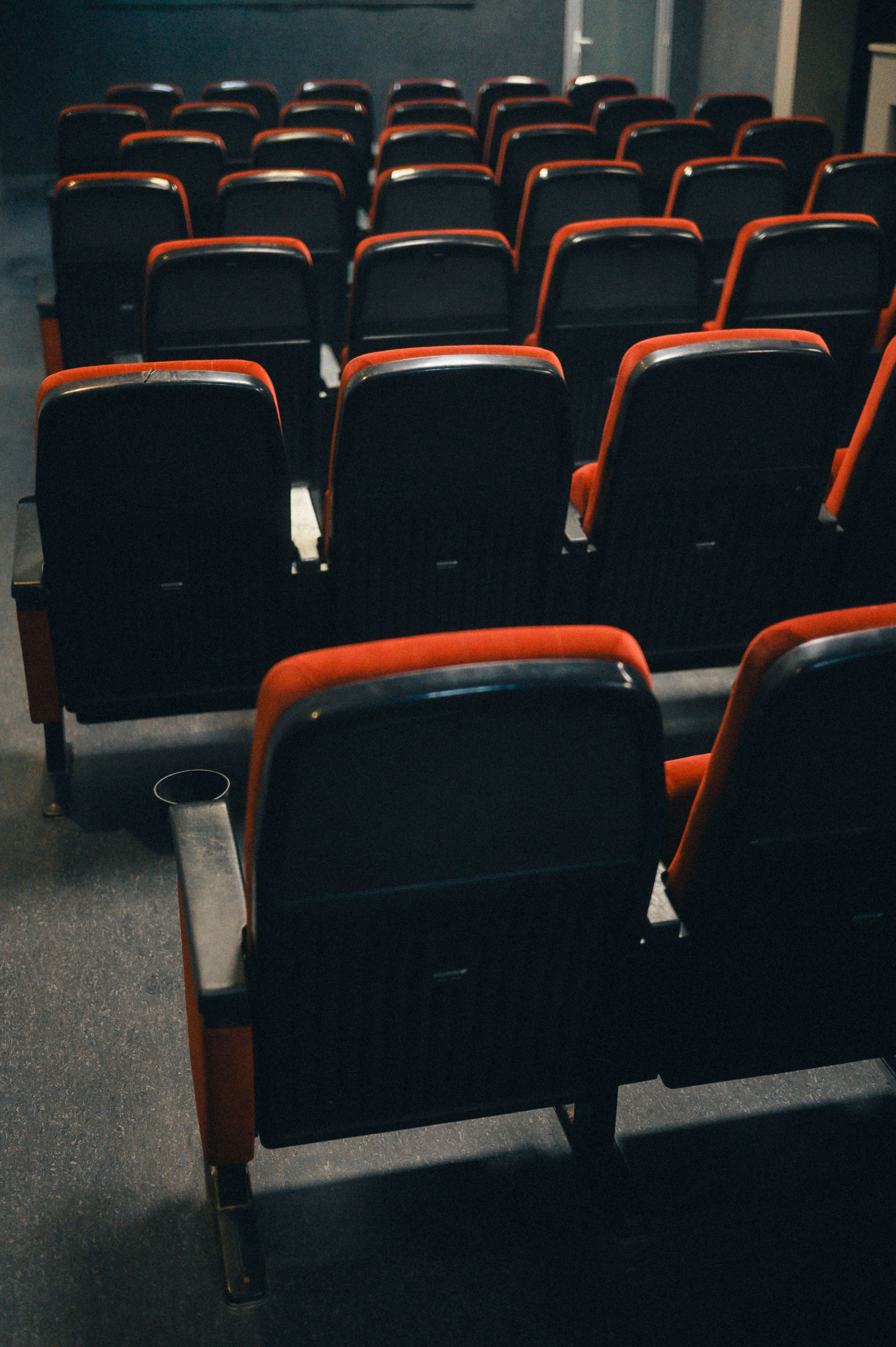 Sala de cine vacía con butacas rojas
