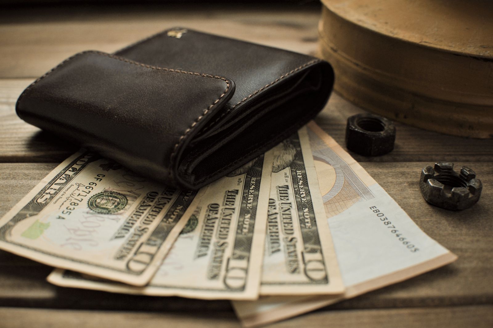 Billetera con billetes sobre una mesa de madera