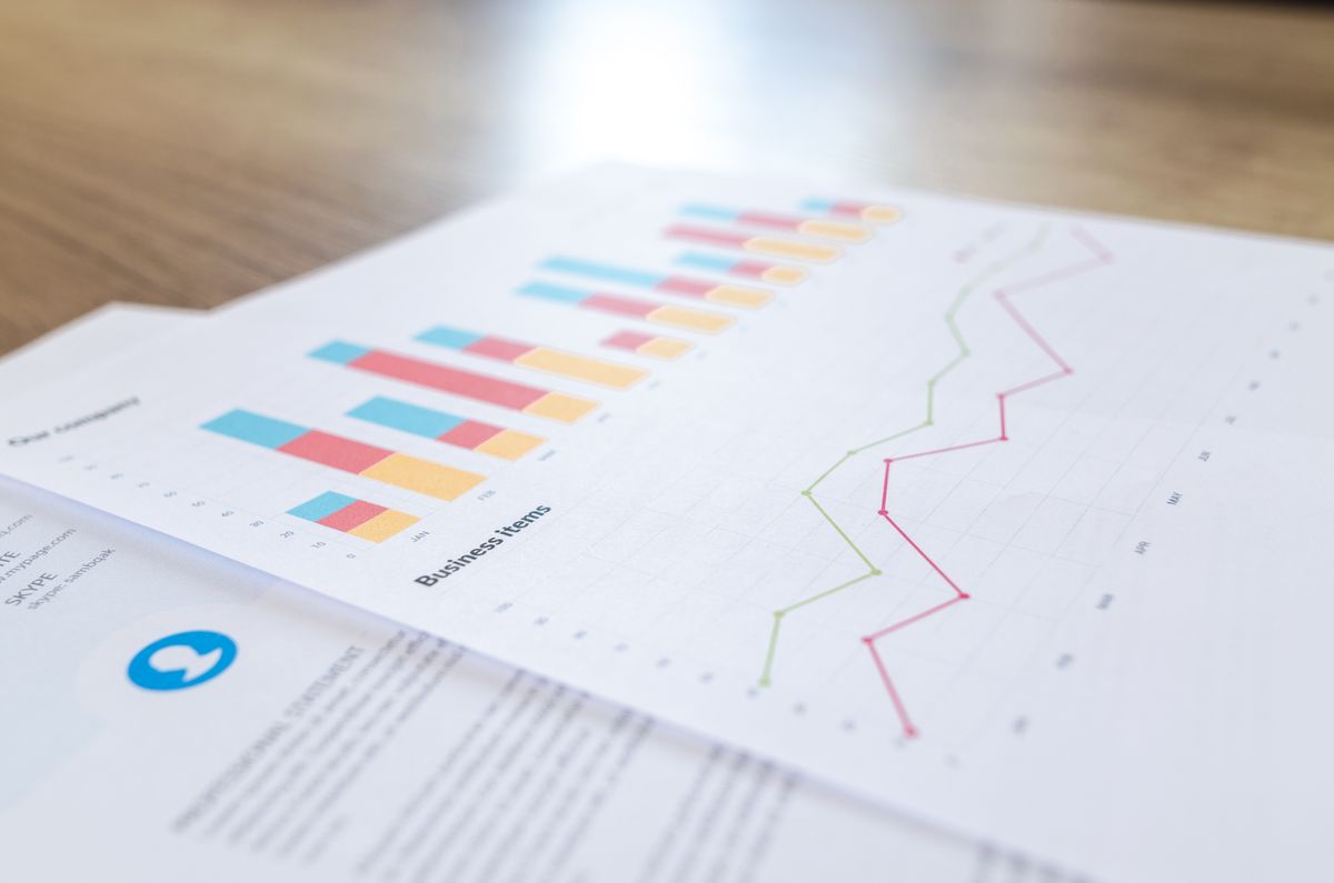 Gráfica de líneas impresa en papel, representando análisis de datos económicos