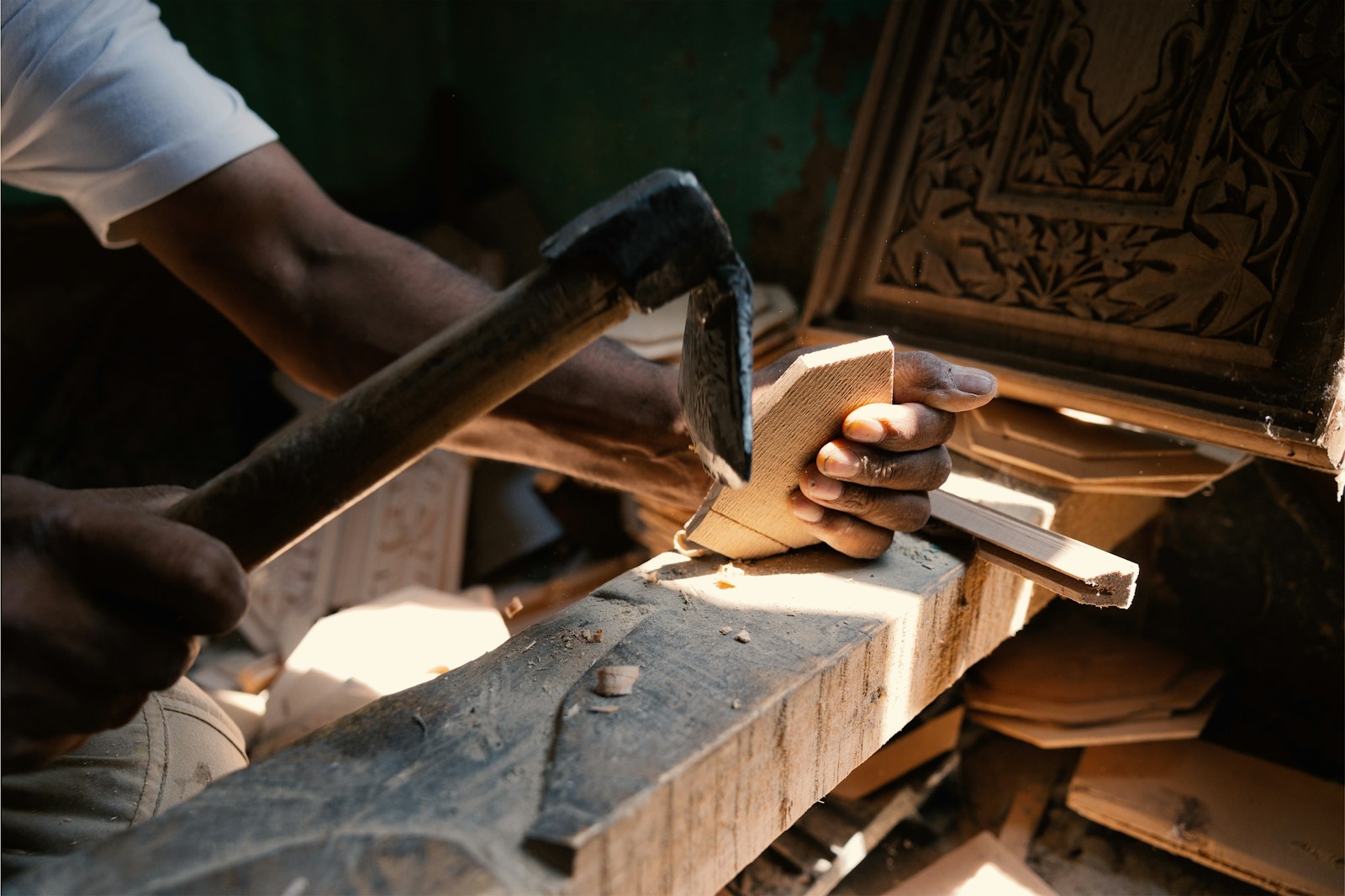 Manos de un artesano trabajando la madera, primer plano