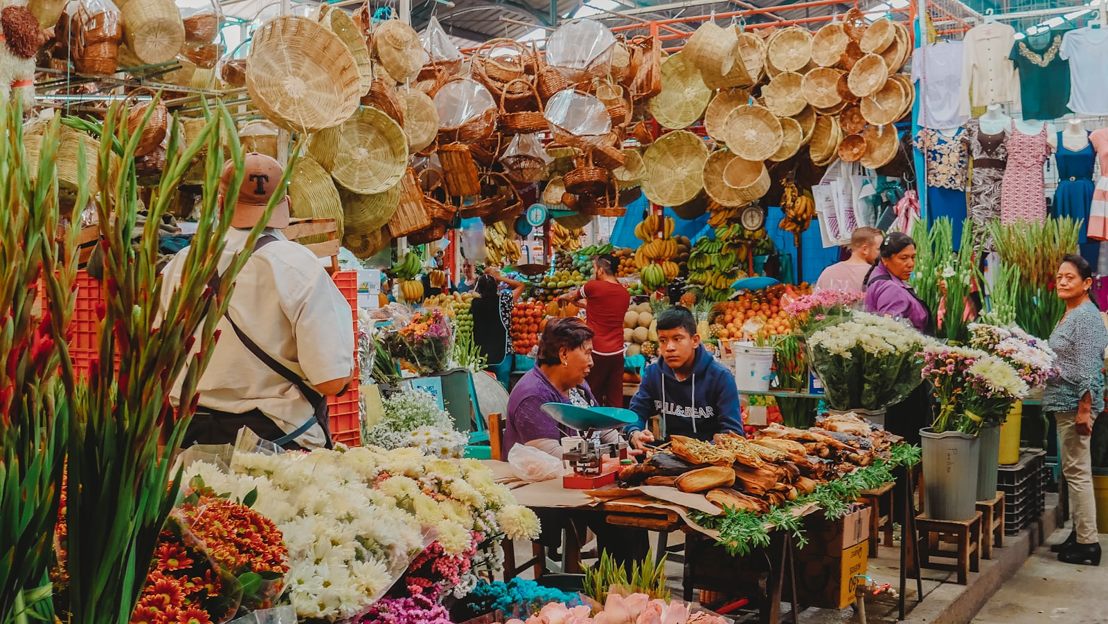 Personas en un mercado local durante un día de actividad económica cotidiana