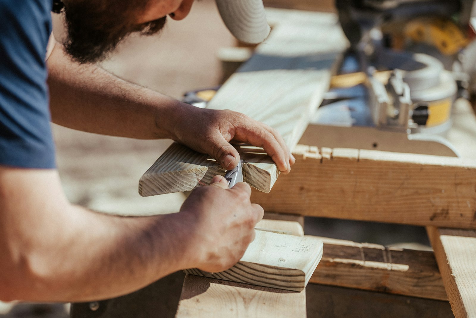 Manos trabajando la madera en un banco de carpintería