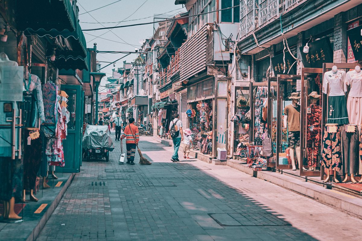 Calle comercial con muchas tiendas pequeñas y distintos negocios